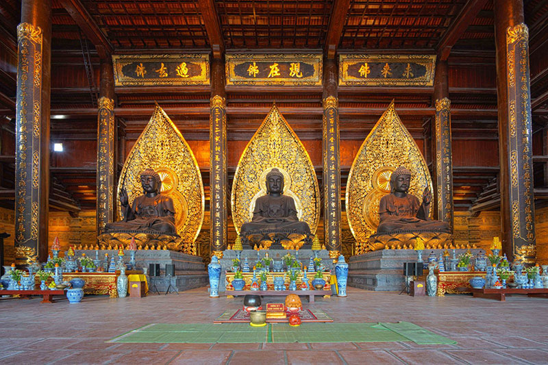 Ban tam bảo Chùa Tam Chúc