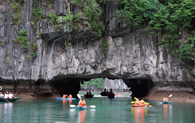Kayaking in Lan Ha Bay Kayaking in Lan Ha Bay