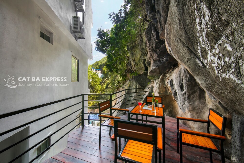 Sundeck Cocoon Inn