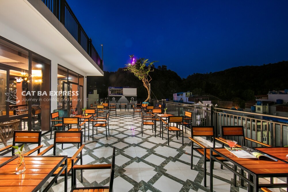 Sundeck khách sạn Cocoon Inn