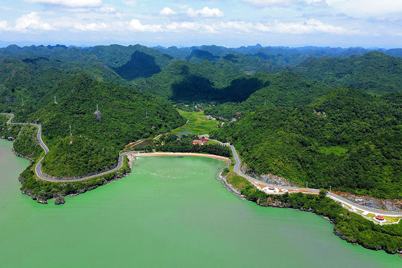 Đường ven biển Cát Bà