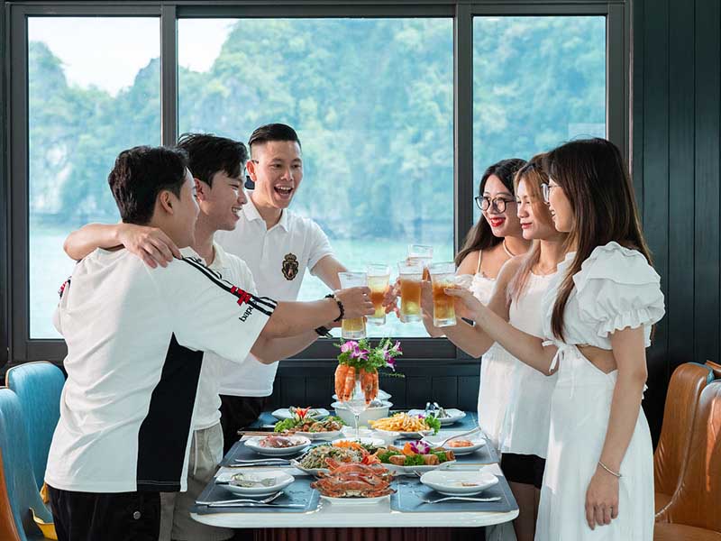 Bữa ăn trên du thuyền Serenity Premium 2