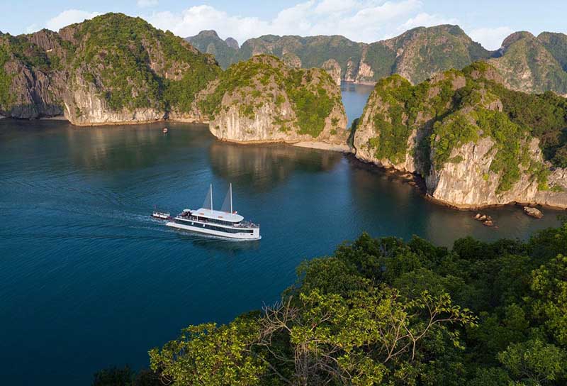 Jade Sails Cruise from Hanoi - Transport by Limousine