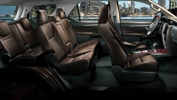 7-seat Car Noi Bai Airport Pick-up or See-off 2