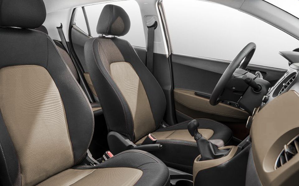 4-seat Car Noi Bai Airport Pick-up or See-off 2