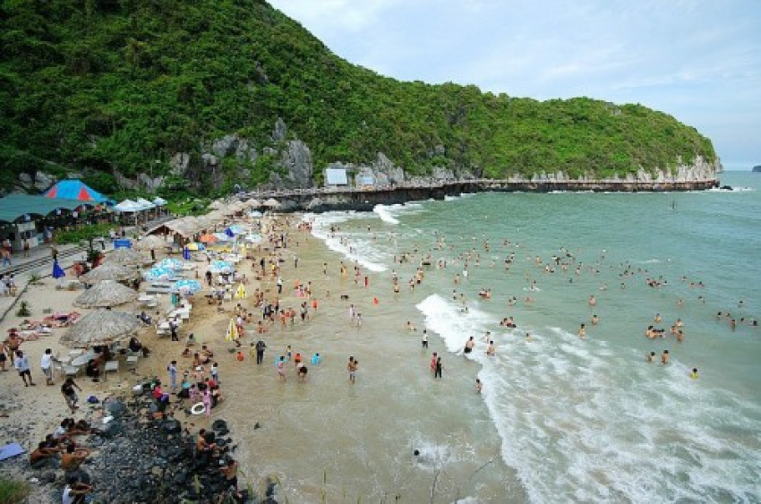 Cát Cò 3 Beach in summer
