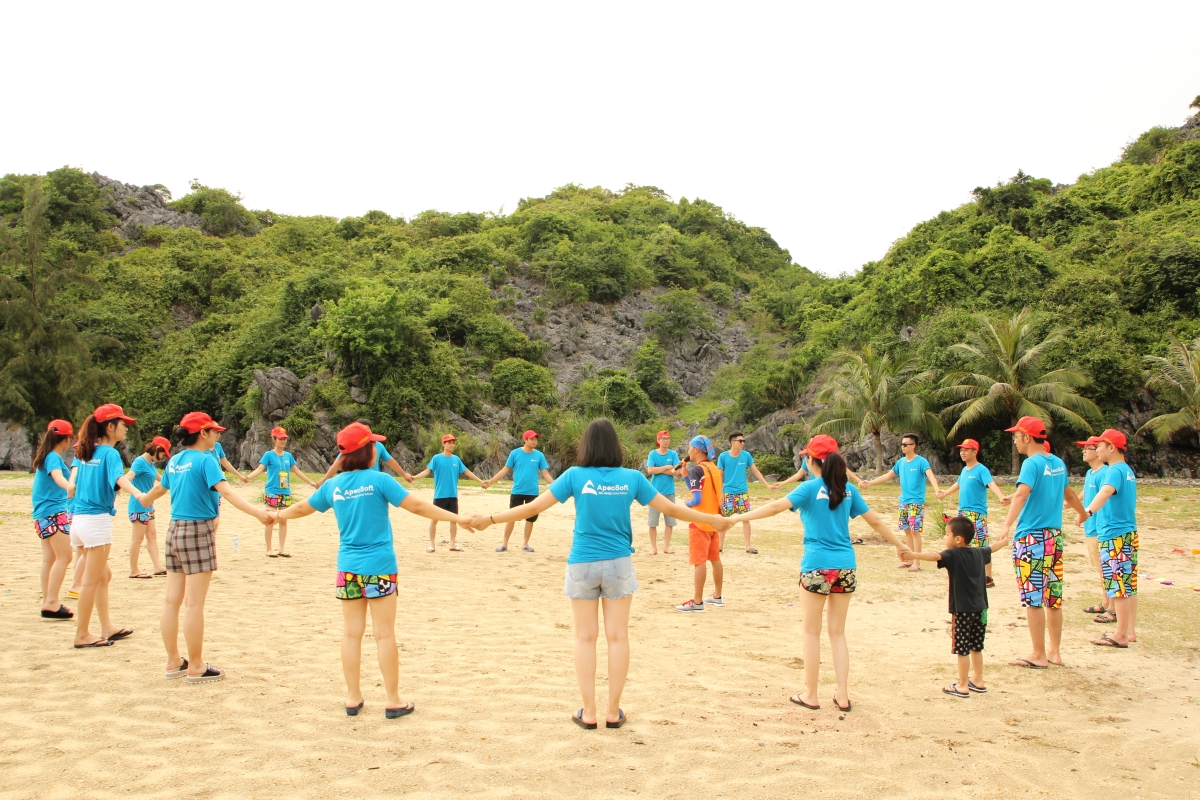 Team building activities on Tung Thu Beach