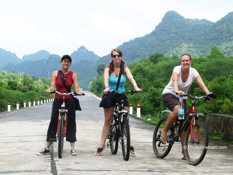 Tourists enjoy cycling around Cat Ba town 