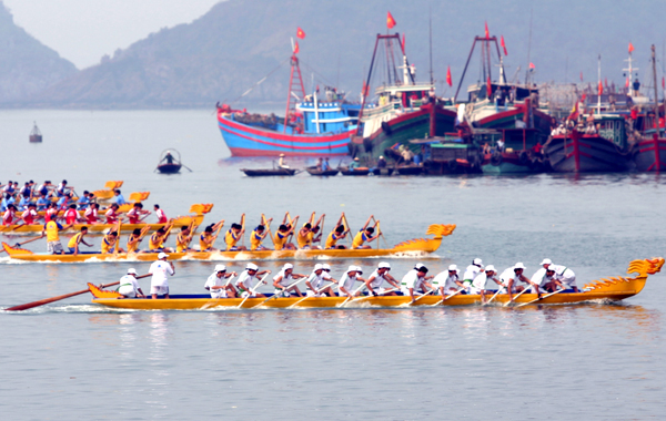 Boat Racing Festival in Cat Ba Island 