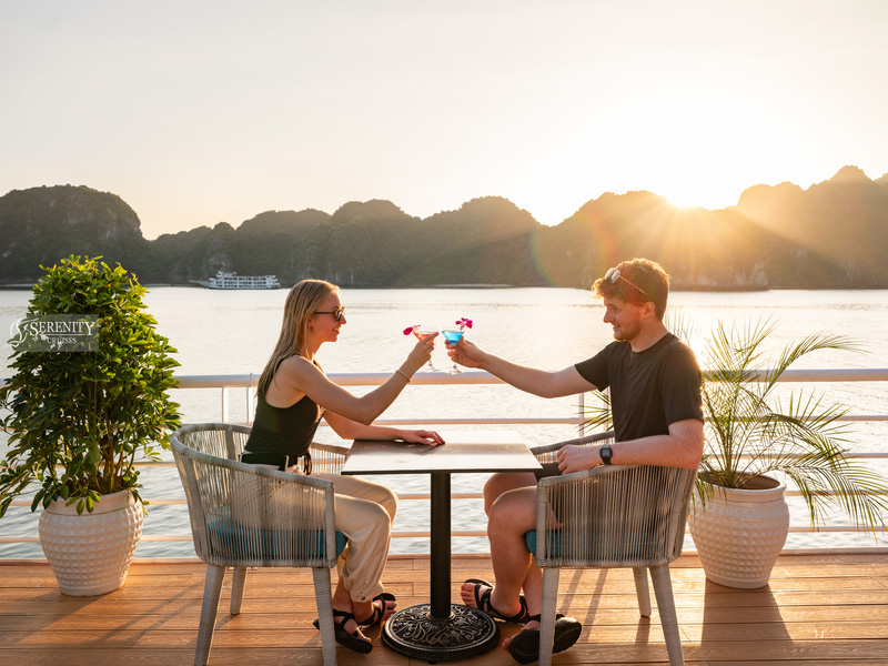 Tour du thuyền Serenity Explorer - Vịnh Lan Hạ 1 ngày