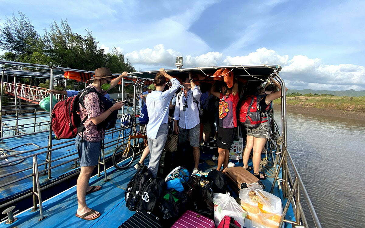 Tàu cao tốc Phù Long sang bến Gót trong tour Cát Bà 2 ngày 1 đêm Tàu cao tốc Phù Long sang bến Gót