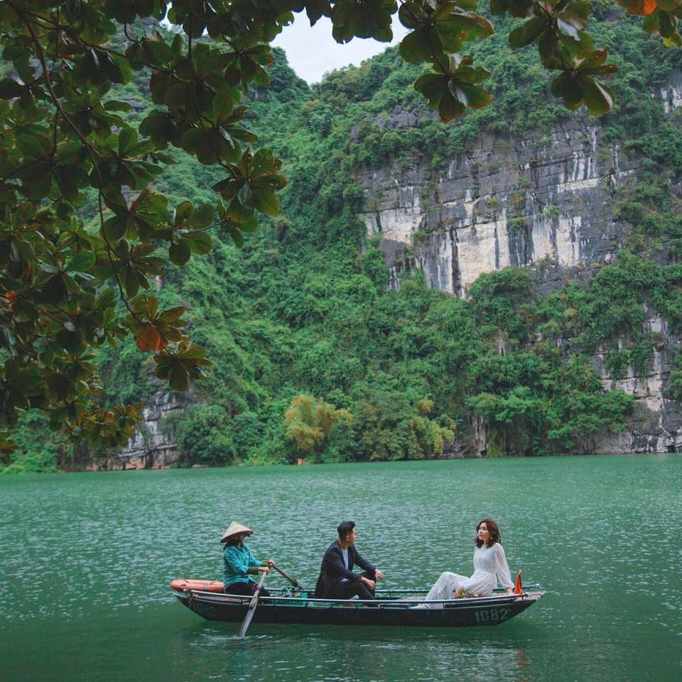 Tour Tràng An chèo đò ở trên sông