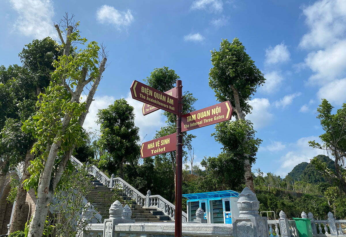 Biển chỉ dẫn Chùa Tam Chúc