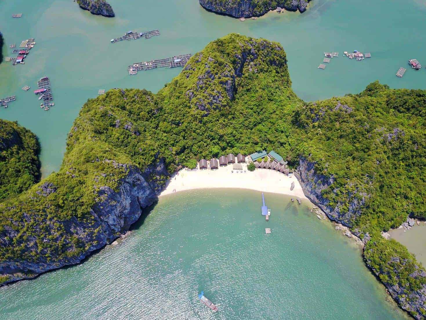 Bãi tắm đảo Castaways đứng số 1 trong 10 bãi tắm đẹp nhất Cát Bà Bãi tắm đảo Castaways đứng số 1 trong 10 bãi tắm đẹp nhất Cát Bà