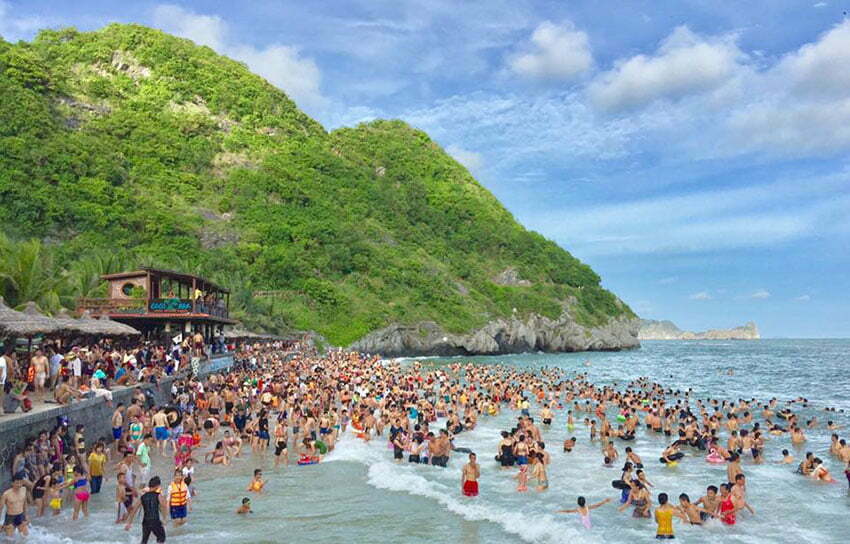Bãi tắm Cát Cò 3 luôn quá tải trong 10 bãi tắm đẹp nhất Cát Bà Bãi tắm Cát Cò 3 luôn quá tải trong 10 bãi tắm đẹp nhất Cát Bà