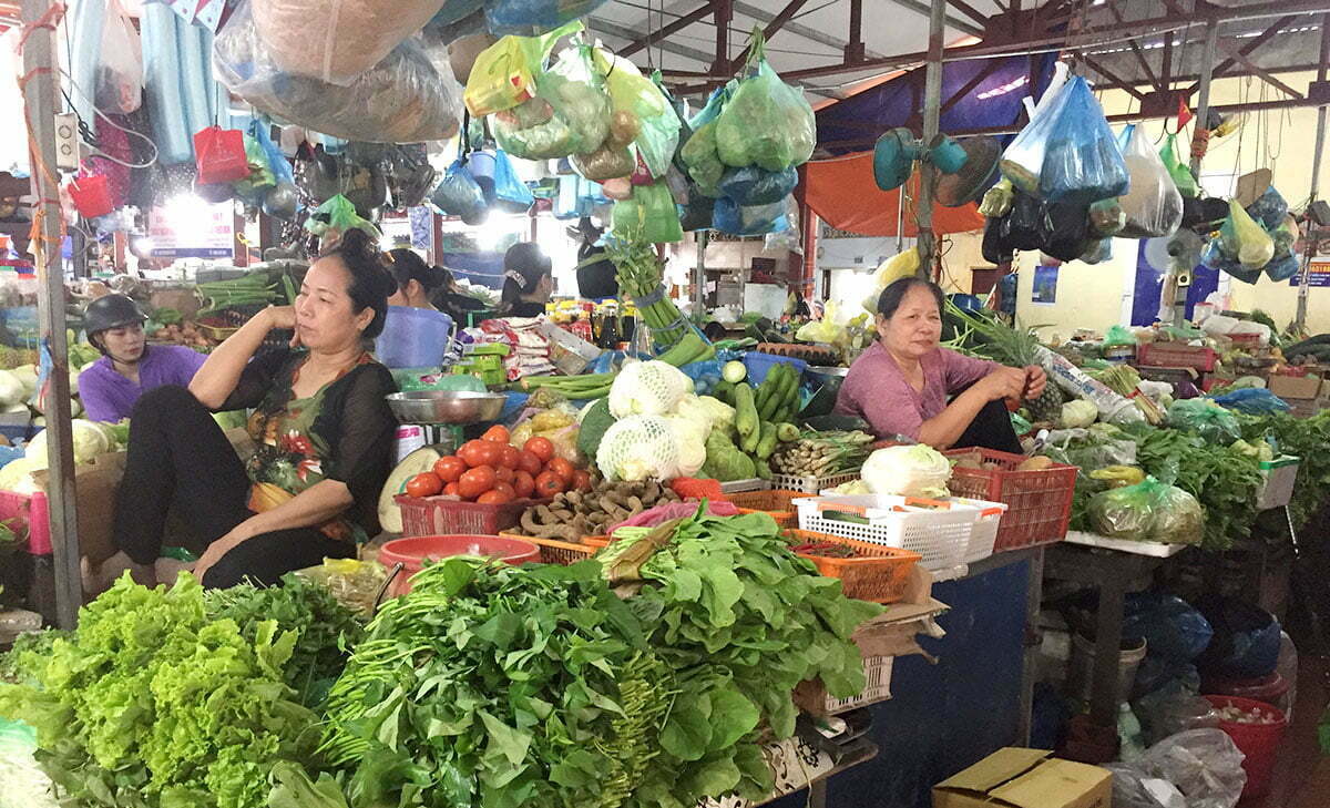 Quầy rau tươi tại chợ Cát Bà Quầy rau tươi tại chợ Cát Bà