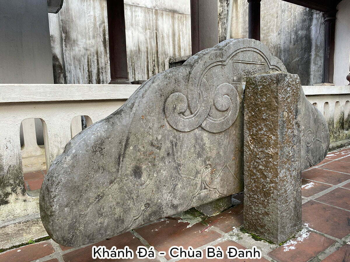 Khánh Đá ngay cạnh ban thờ thổ địa Khánh Đá ngay cạnh ban thờ thổ địa