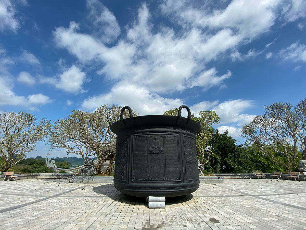 Lư hương khổng lồ chính sân Điện Giáo Chủ