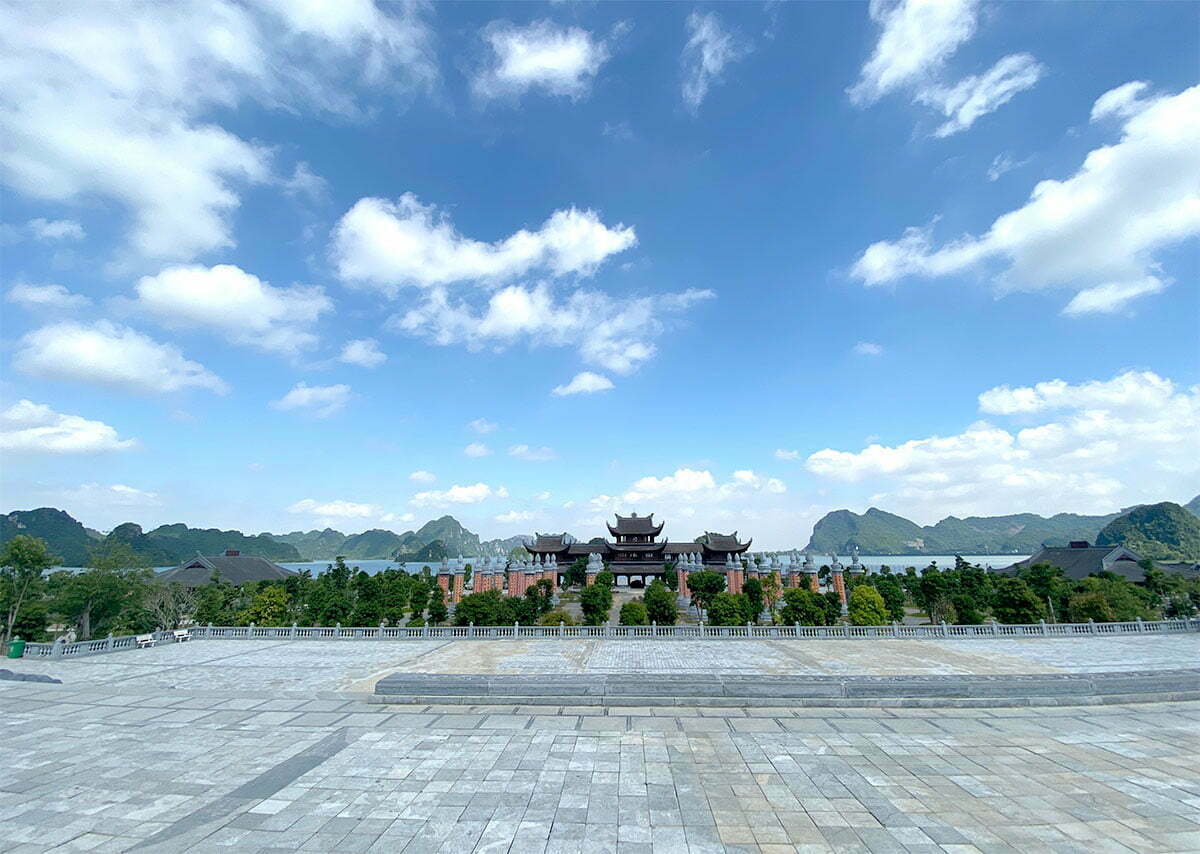 Điện Quán Âm có sân rất rộng