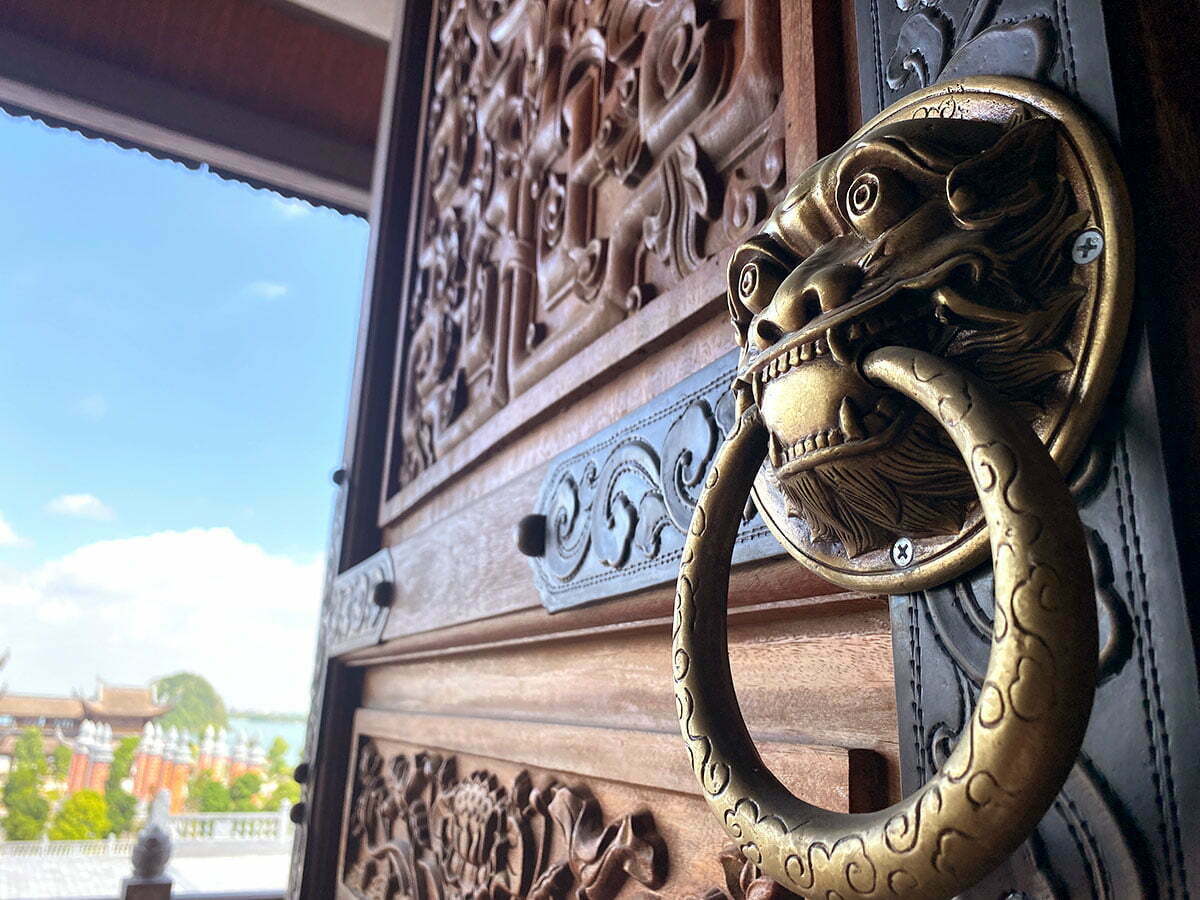 Cửa vào điện Quan Âm