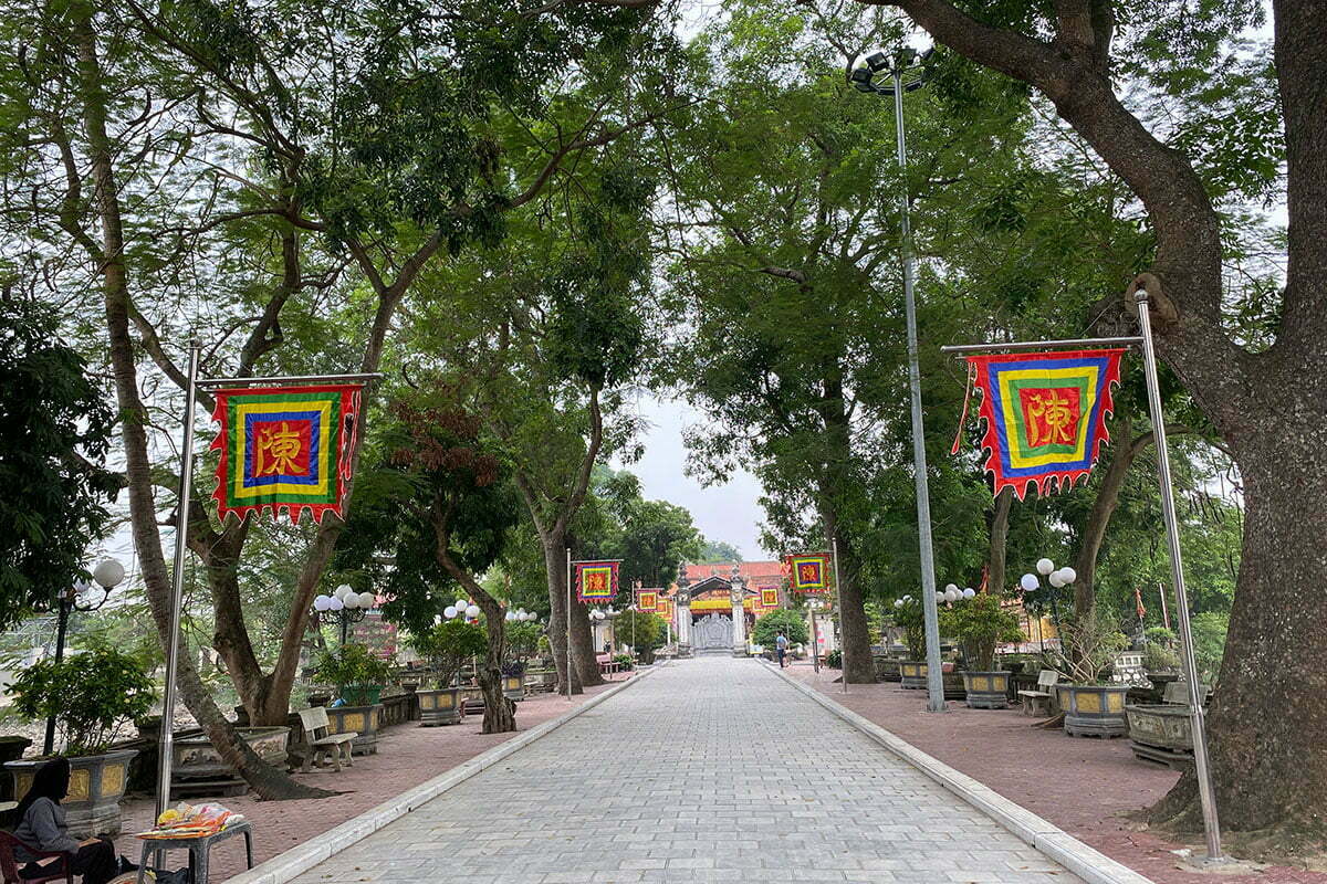 Đường chín đạo dẫn vào đền Trần Thương Đường chín đạo dẫn vào đền Trần Thương