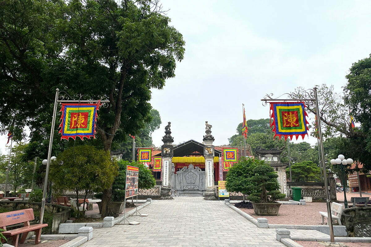 Đường dẫn vào sân Đền Trần Thương Đường dẫn vào sân Đền Trần Thương