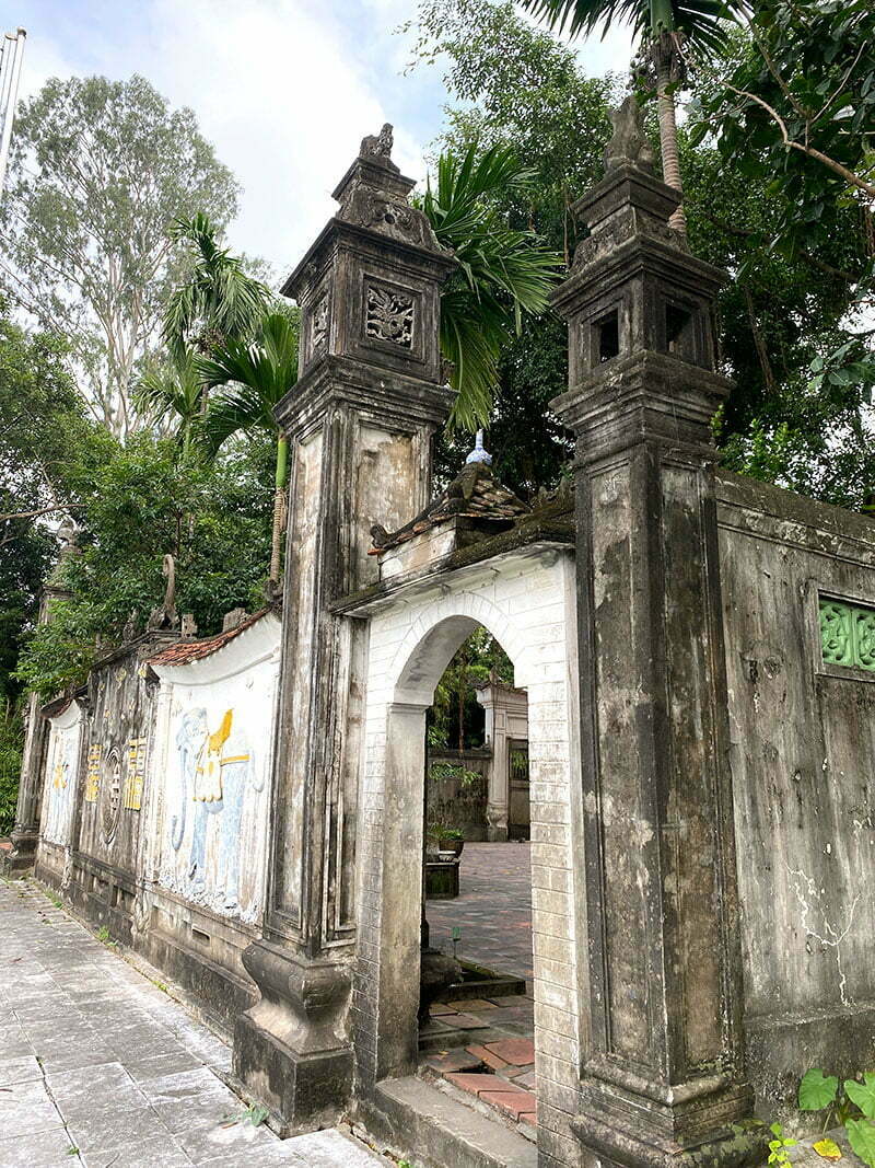 Cổng vào sân Đền Trúc bên tả