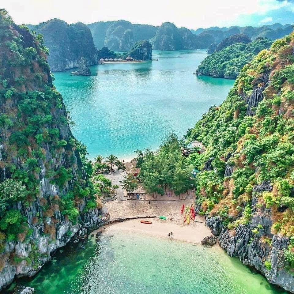 Bãi biển Freedom Island trong lòng Vịnh Lan Hạ