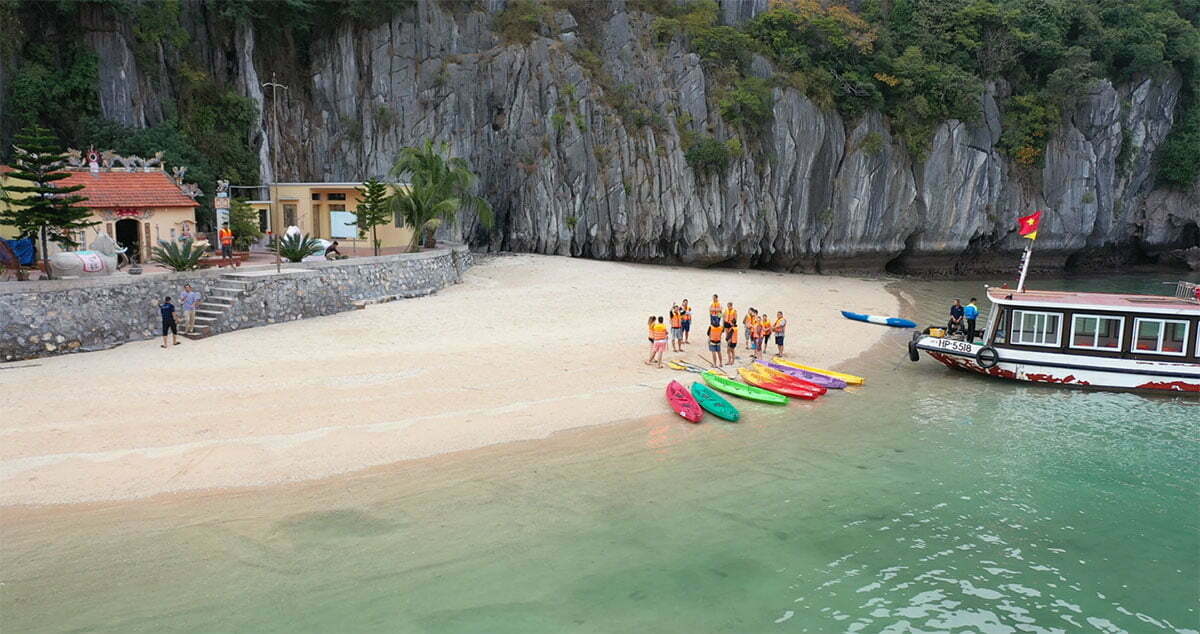 Bãi Miếu Bà Men một trong 10 bãi tắm đẹp nhât Cát Bà Bãi Miếu Bà Men một trong 10 bãi tắm đẹp nhât Cát Bà