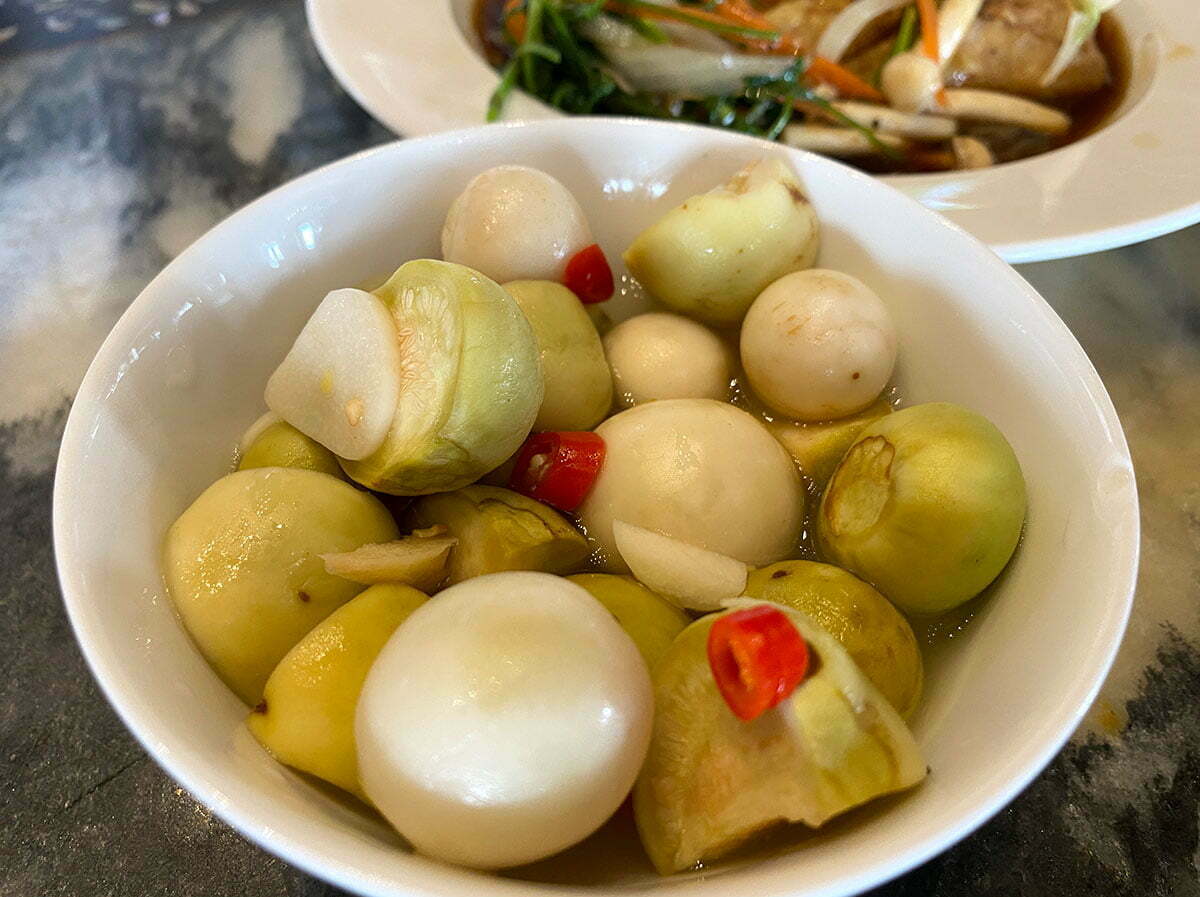 Cà pháo muối trong set hàn huyên