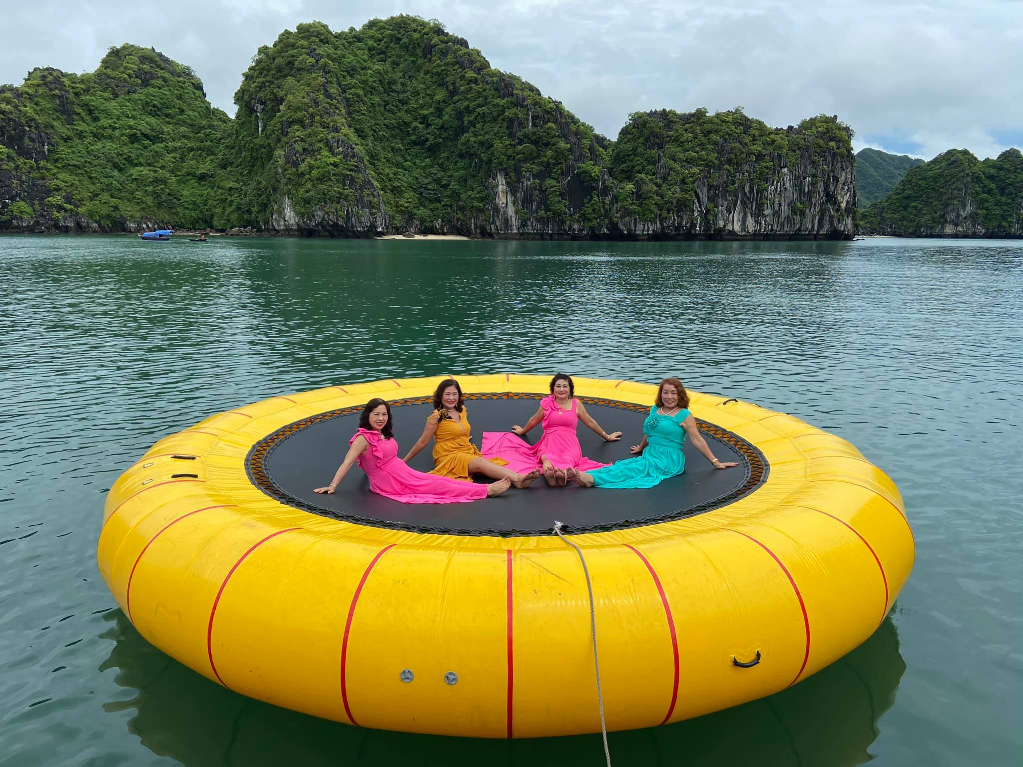 Chơi trampoline ở Vịnh Lan Hạ