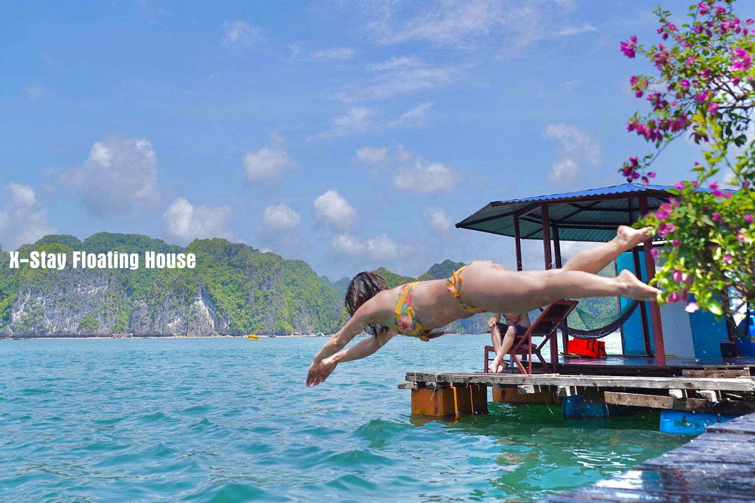 Nhảy từ bè nổi X-Stay xuống vịnh