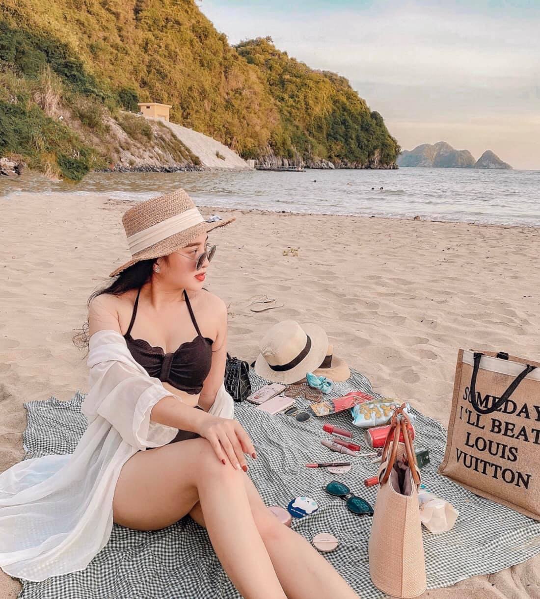 Bãi tắm Tùng Thu, nơi đông nhất trong 10 bãi tắm đẹp nhất Cát Bà Bãi tắm Tùng Thu, nơi đông nhất trong 10 bãi tắm đẹp nhất Cát Bà