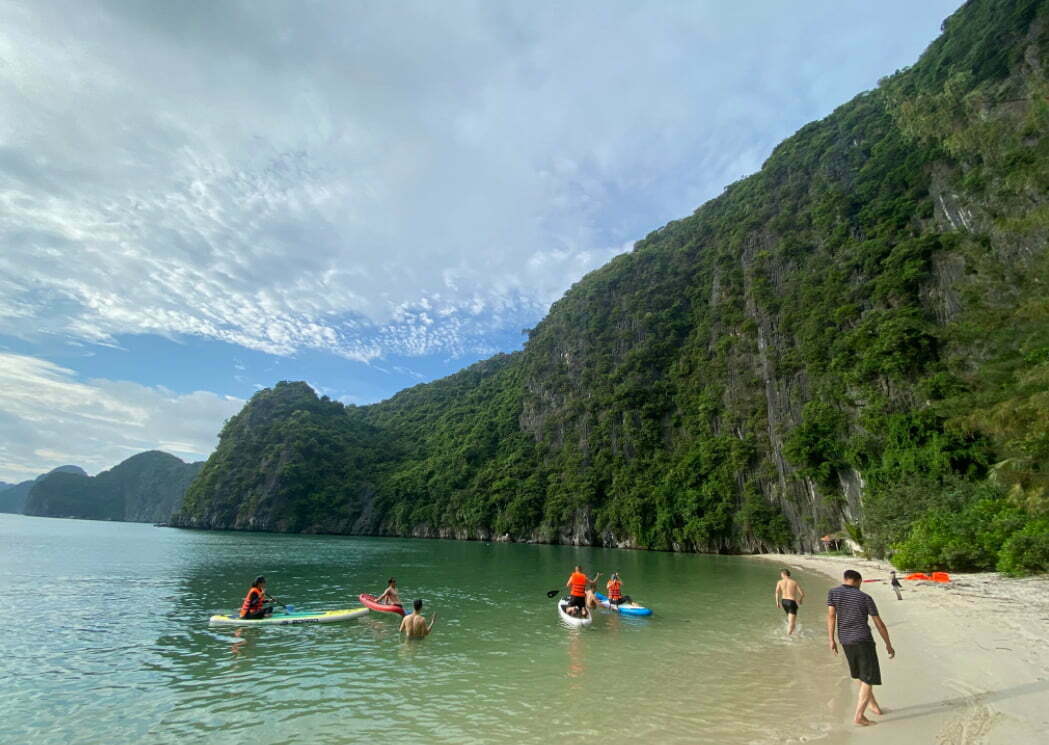 Bãi Hoàng Tử một trong 10 bãi tắm đẹp nhất Cát Bà Bãi Hoàng Tử một trong 10 bãi tắm đẹp nhất Cát Bà