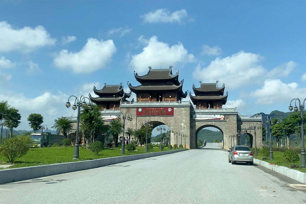 Cổng khu danh thắng Chùa Tam Chúc