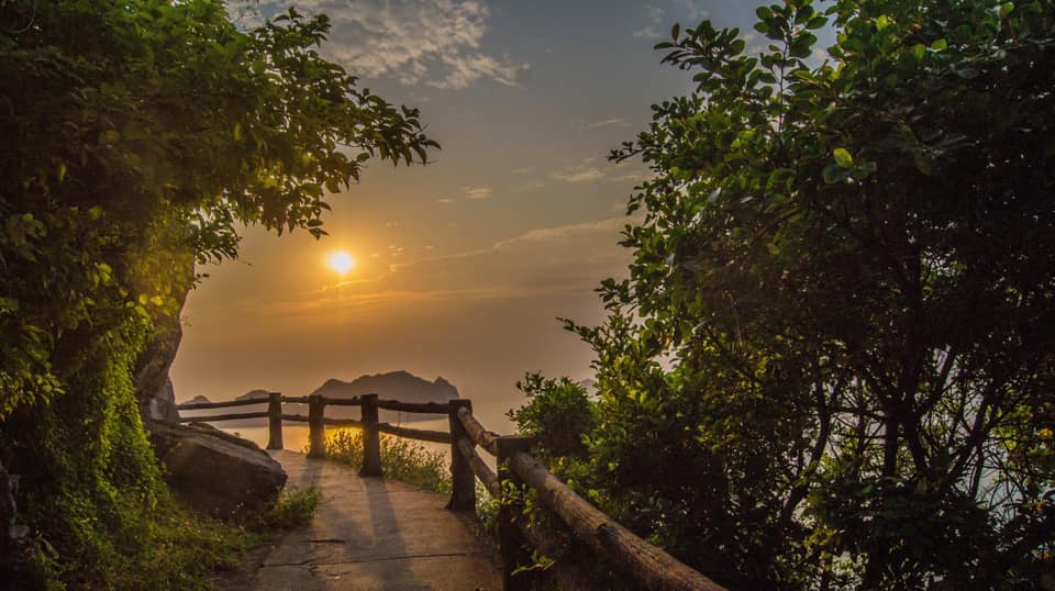 Đón bình minh tại con đường ven biển đẹp nhất Cát Bà Đón bình minh tại con đường ven biển đẹp nhất Cát Bà