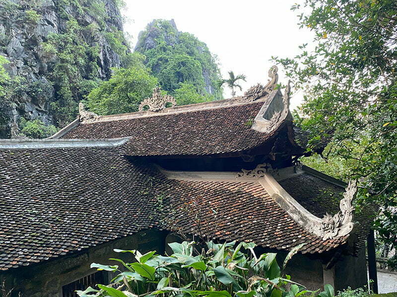 Mái ngói rêu phòng của Chùa Hạ