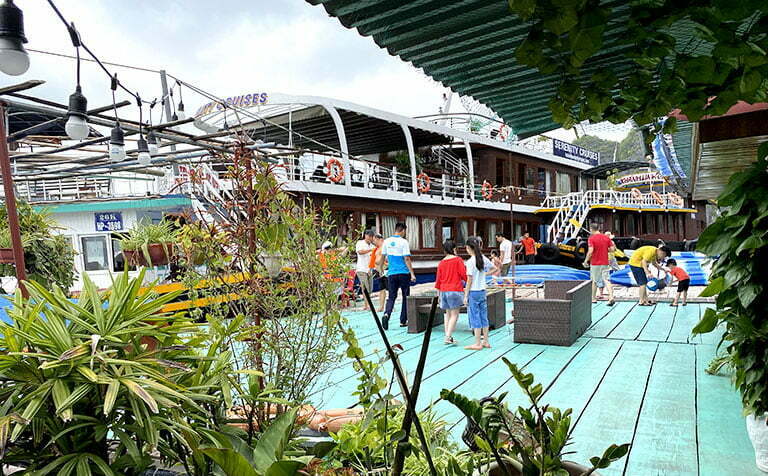 Bè Di Sản trên Vịnh Lan Hạ