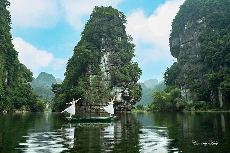 Hai cô gái đang múa ở Tràng An Hai cô gái đang múa ở Tràng An