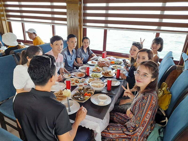 Tour du lịch Hạ Long Ăn trưa tạ nhà hàng
