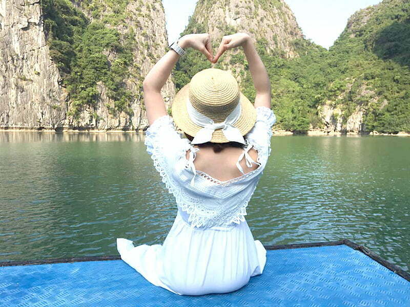 Ngồi thuyền nan tham quan Vịnh Hạ Long