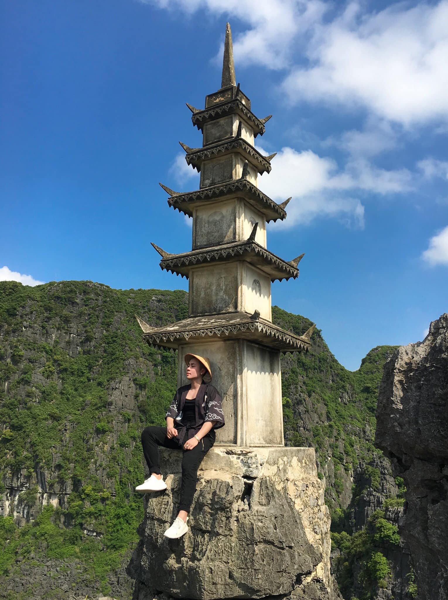 Tháp sống ảo ở Hang Múa Ninh Bình