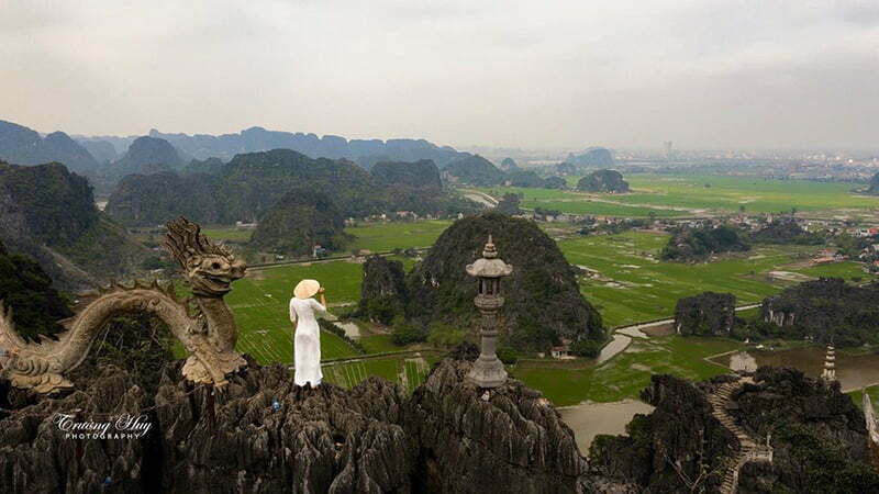 Hang Múa Ninh Bình rồng và áo dài