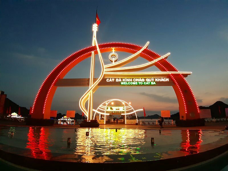 Cổng chào Cát Bà