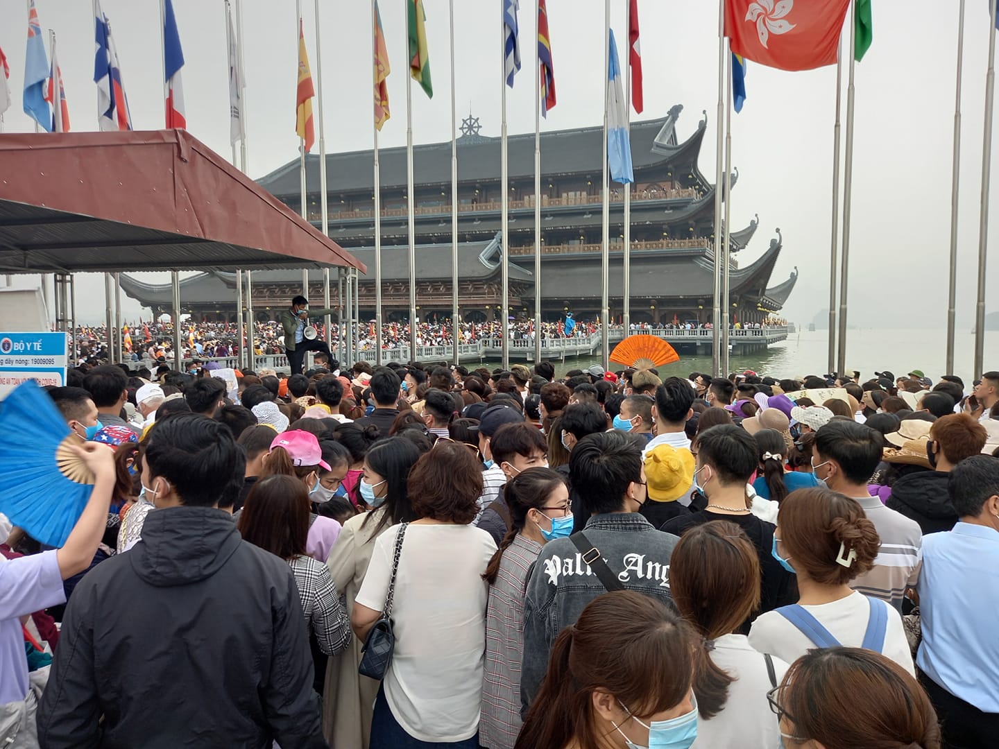 Xếp hàng tại khu kiểm dịch 