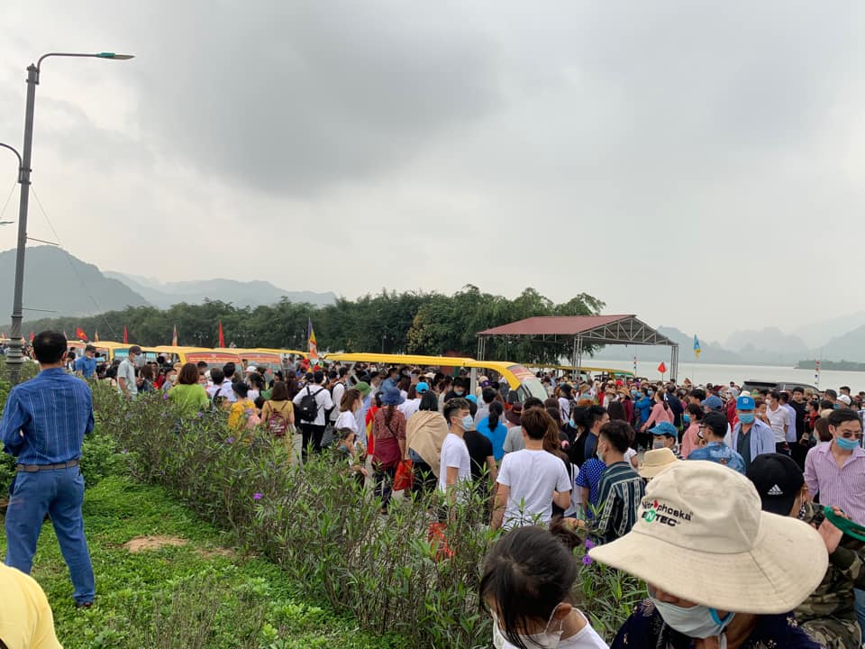 Chờ xe điện Chùa Tam Chúc