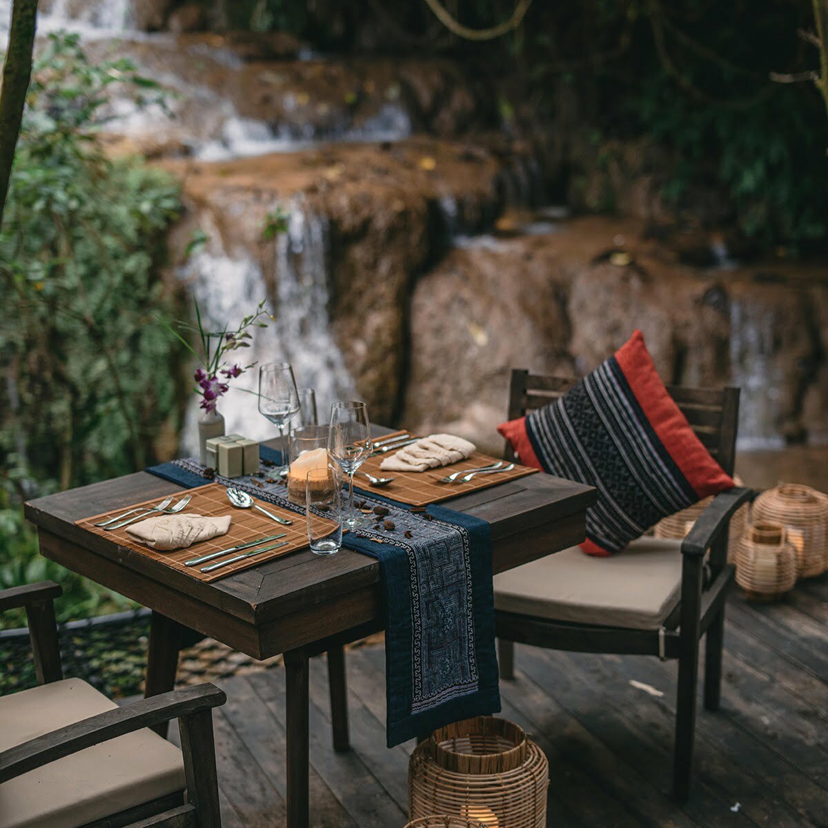 set bàn ăn bên suối