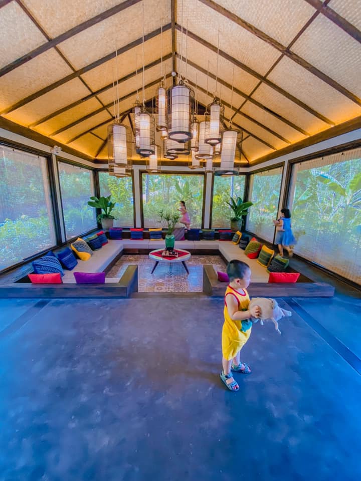 Tụi trẻ vui chơi tại phòng chờ