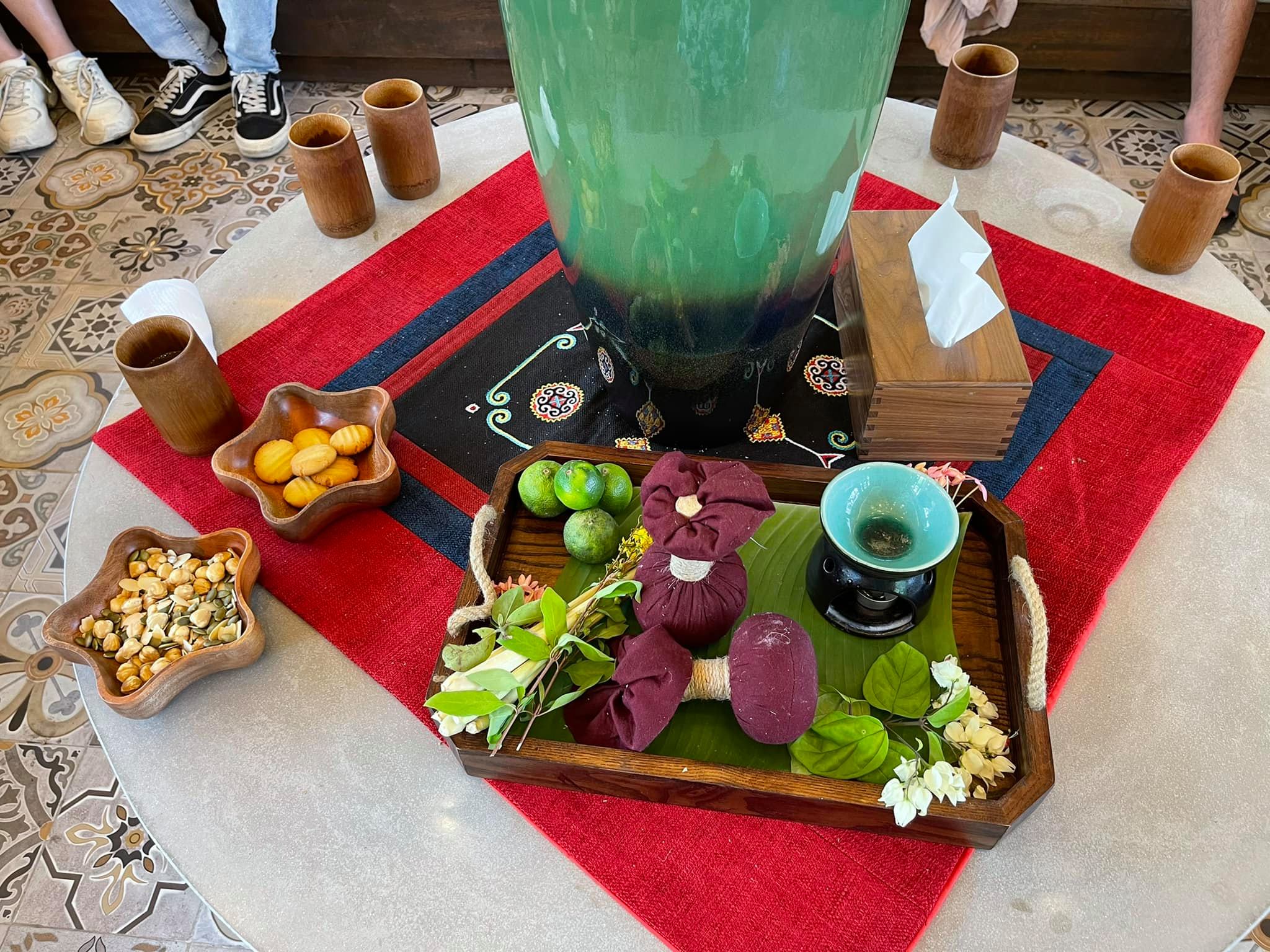 Nước uống, trái cây tại nhà chờ