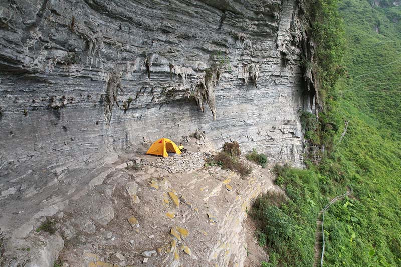 cắm trại trên vách đá trắng cắm trại trên vách đá trắng